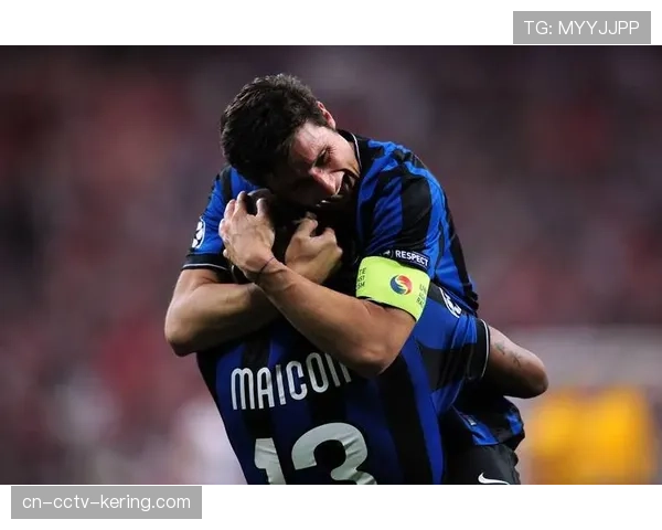 官方确认:因球迷向场内投掷烟雾弹,罗马对阵国米比赛中断十分钟 官方确认:因球迷向场内投掷烟雾弹,罗马对阵国米比赛中断十分钟